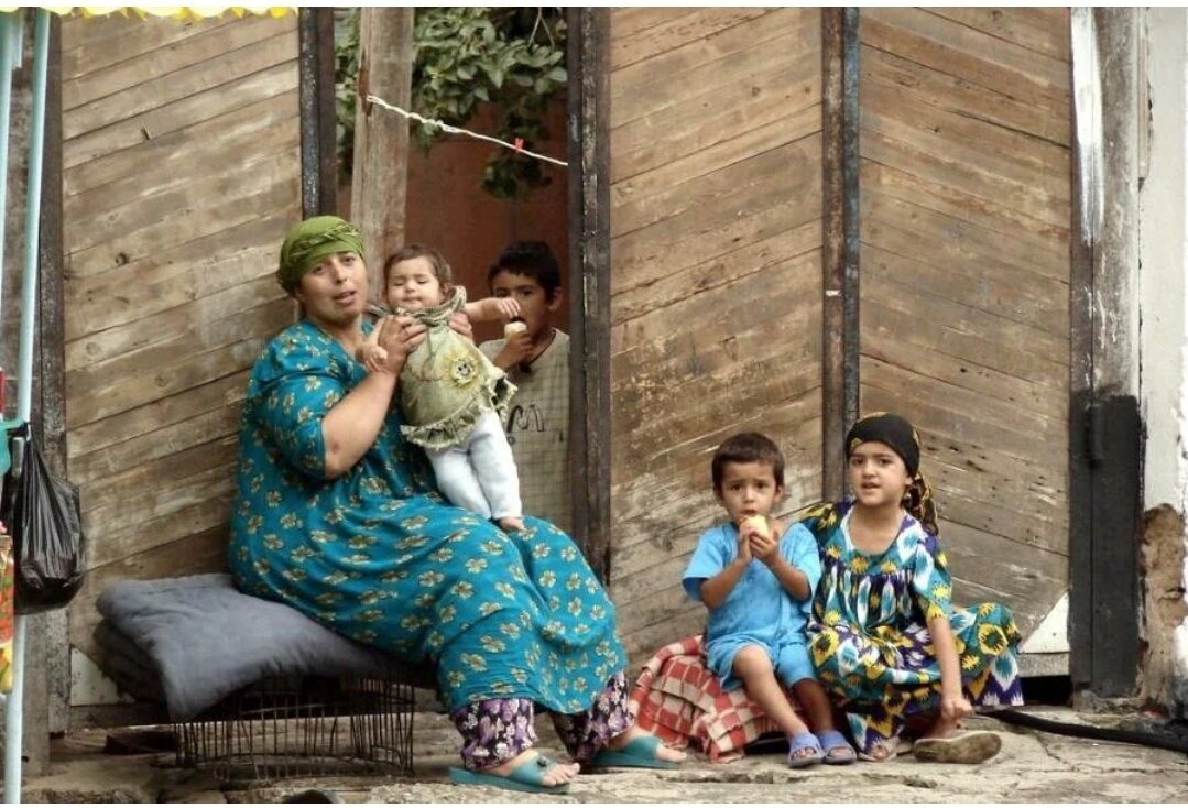 Сколько русских проживает в таджикистане. Таджикская семья. Бедный Таджикистан. Узбекские женщины. Семья в Таджикистане.