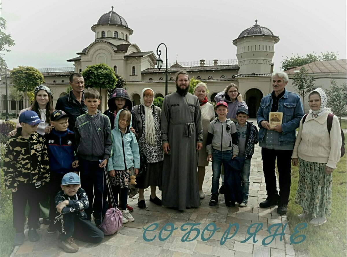 В Ново-Тихвинском монастыре на фоне храма Всех скорбящих Радость