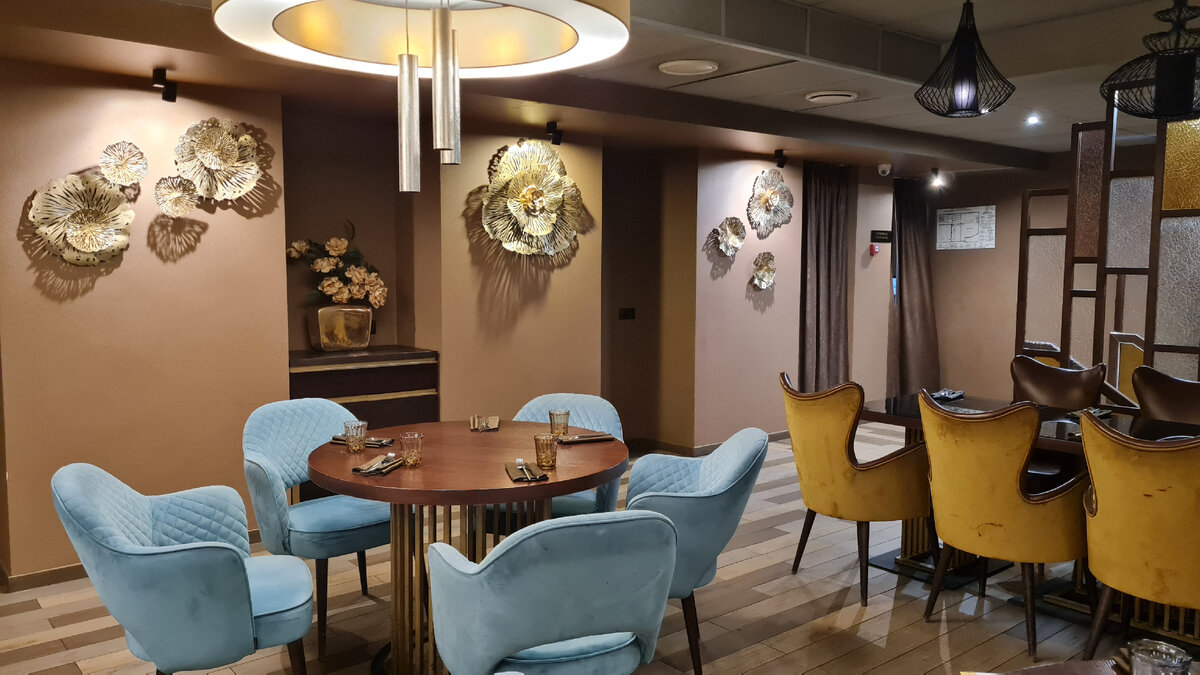 Столики на балконе