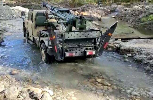 Кадры испытаний САУ Garuda 105 на шасси TATA LAMV.
