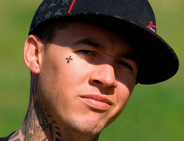 Лил пип брови. Тату крест на шее. Красивые тату на лице. Крест на шее. Маленькая тату на лице.