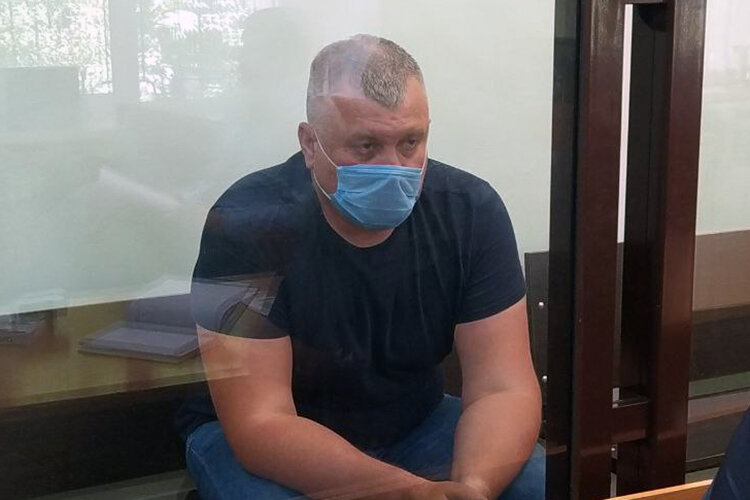 В зале суда с Игонова сняли наручники и завели в камеру, т. к. инкриминируемое ему преступление — тяжкое. А именно — мошенничество на 5 млн 250 тыс. рублей и злоупотребление должностными полномочиями. Фото: Станислав Шемелов