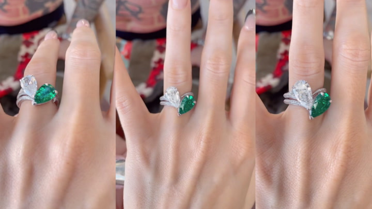 На самом деле это два кольца из белого золота, которые вместе формируют единый дизайн. Одно украшено чистейшим бриллиантом цвета D, другое — колумбийским изумрудом.