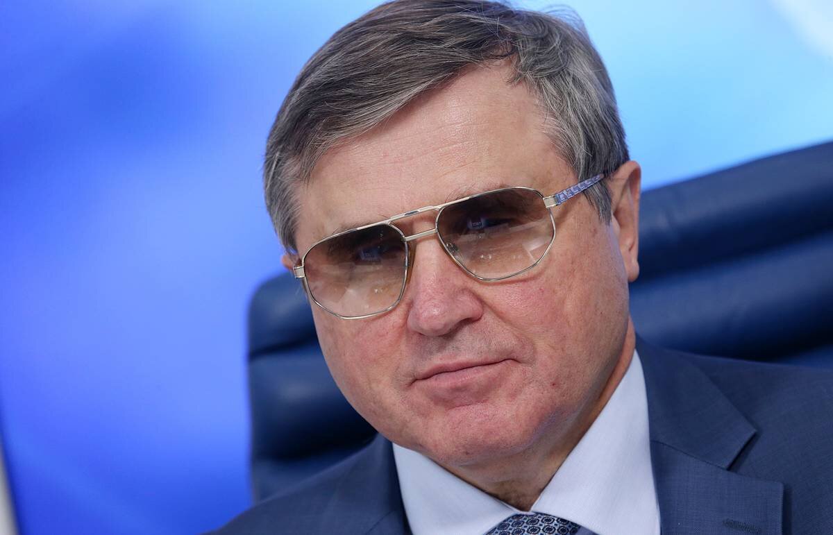 Олег Николаевич Смолин.  Советский и российский политик и философ, специалист по философии политики и социальной философии. Депутат ГД РФ, член фракции КПРФ. Доктор философских наук, академик Российской академии образования. Председатель Общероссийского общественного движения «Образование - для всех». Яндекс картинки.