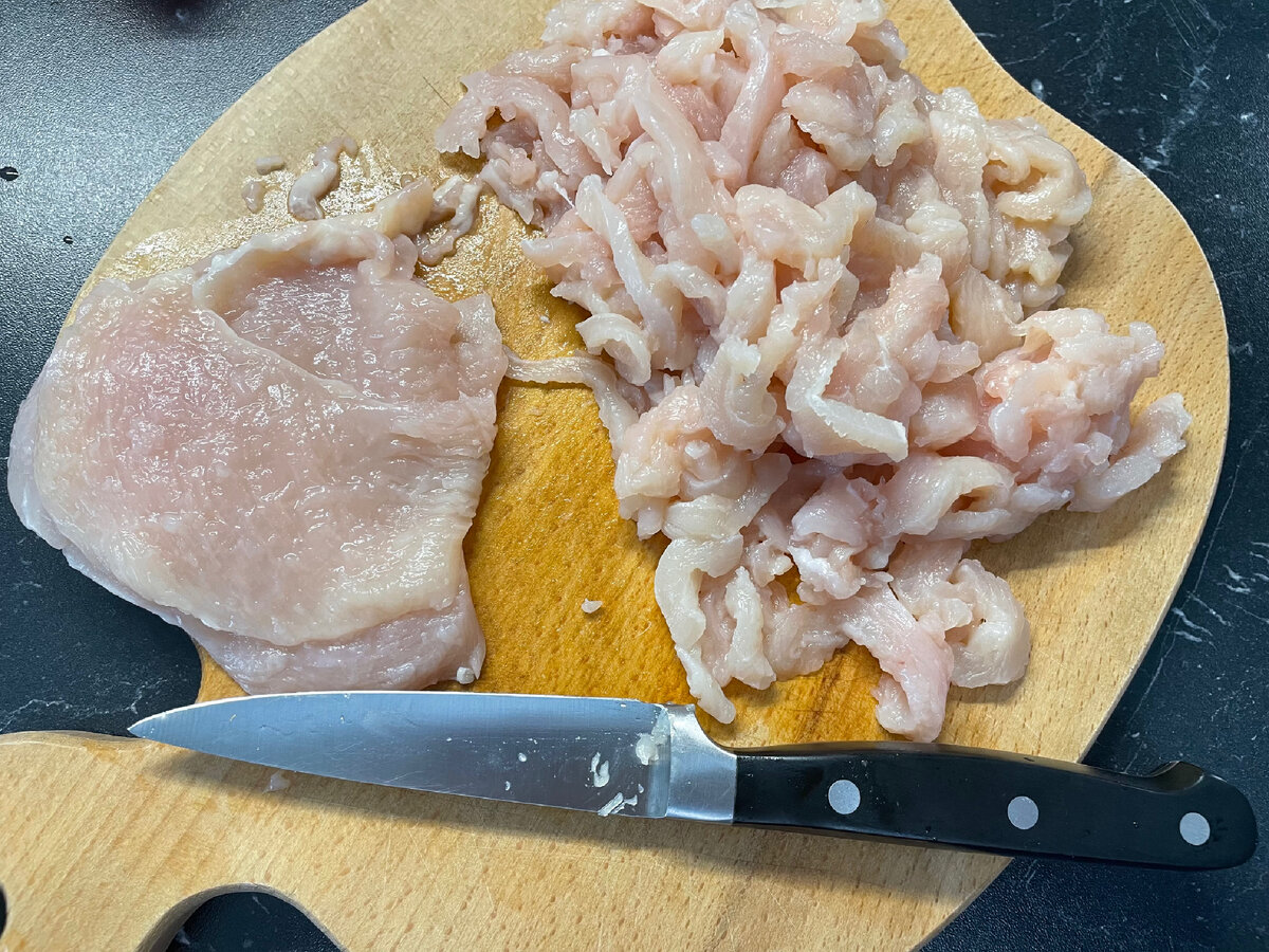 В сковородку налить растительное масло, выложить куриное филе и обжарить до мягкости (минут 15-20)