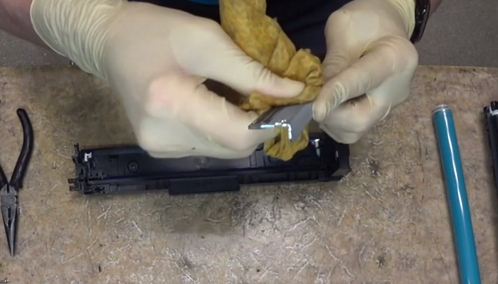 Фото 31. Боковая крышка на бункере с тонером, которую нужно снимать