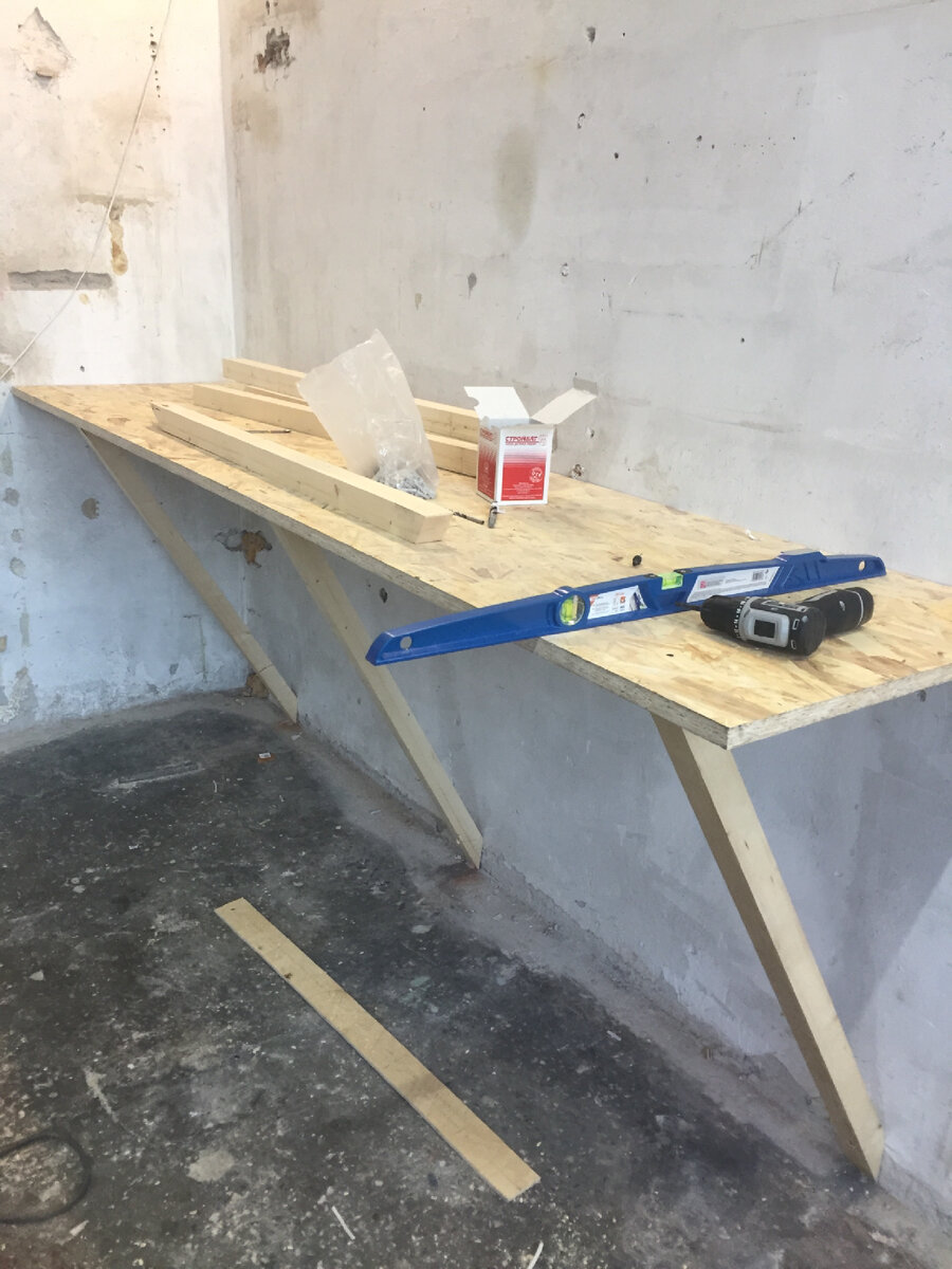 Первый верстак, пришлось помучиться с неровными стенами