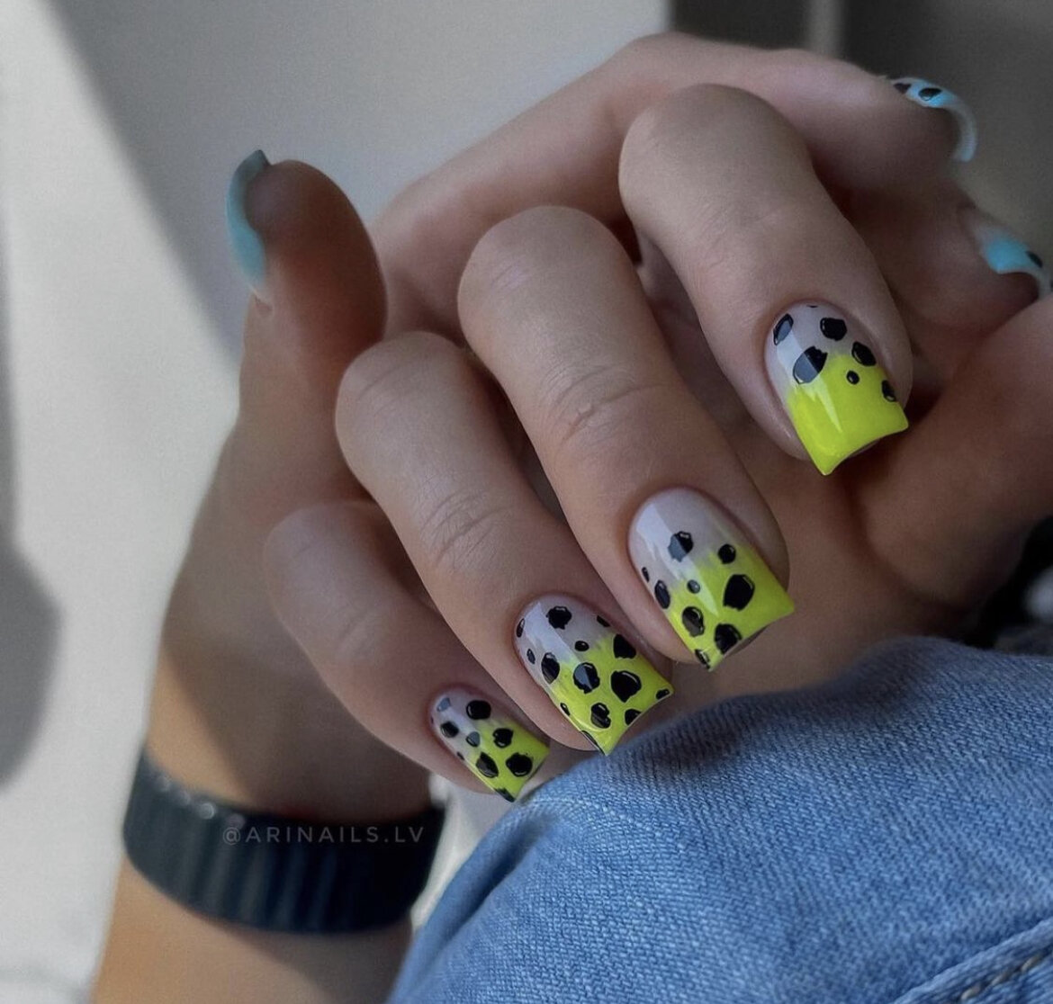 Фото из соцсети. Интересный дизайн. Быстрый. Над переходом из цвета в цвет можно не стараться, немного абстракции стемпингом и модный дизайн готов! Ну согласитесь-красота же!👍