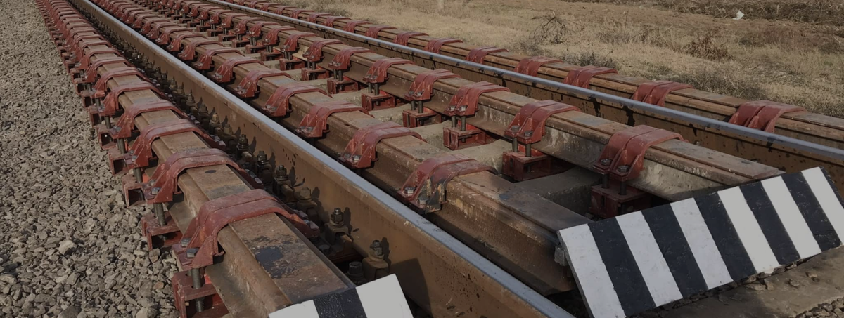 Как выглядит установленный страховочный рельсовый пакет