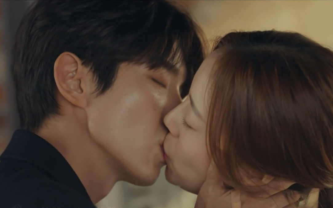 С этого момента время для шоу. Цветок зла дорама поцелуй. Дорама Kiss Scene. Lee Joon gi Kiss. Dorama цветок зла поцелуй.