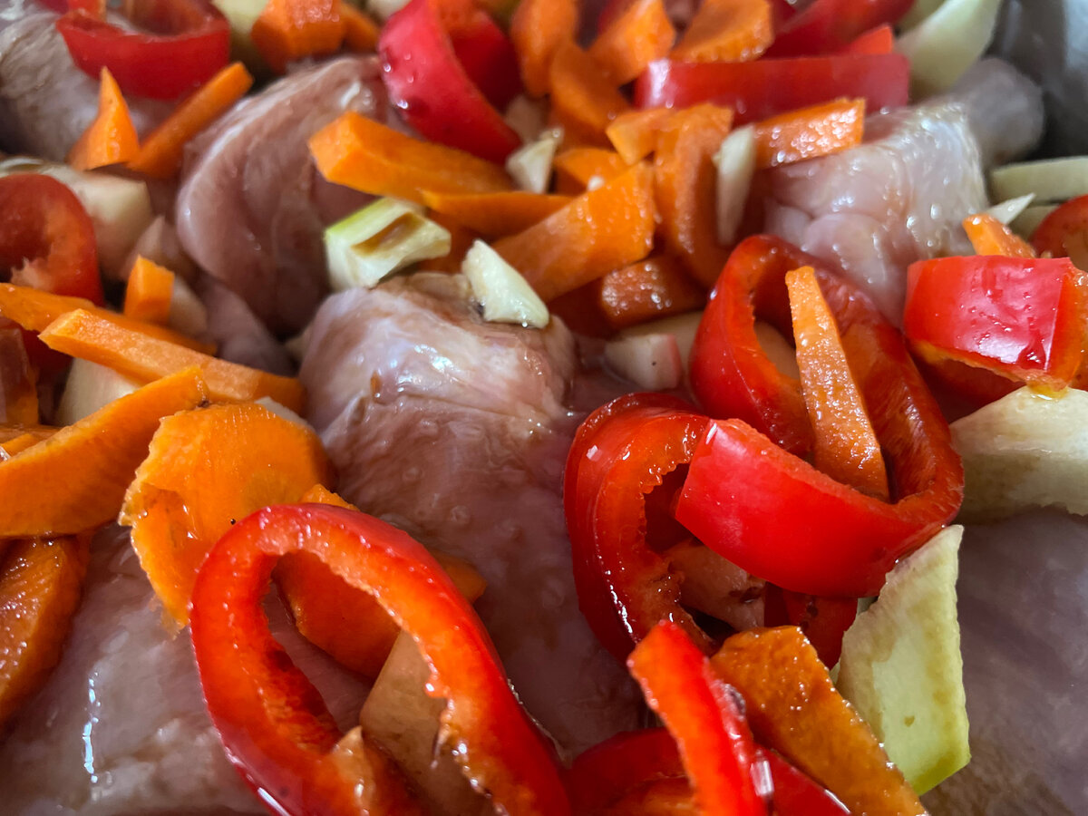 Мясо курицы с овощами в духовке