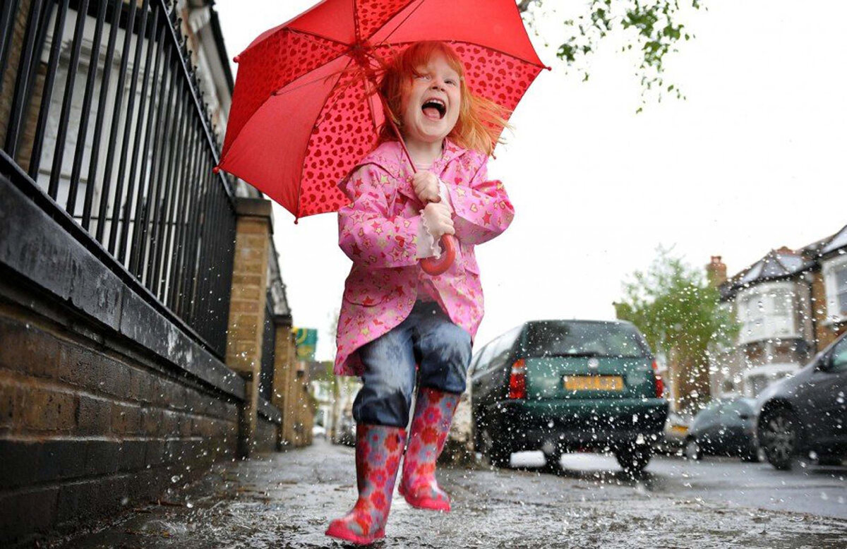 Дождик мама. Дети под зонтиком. Зонт для детей. Дети под зонтом. Дети по лужам.