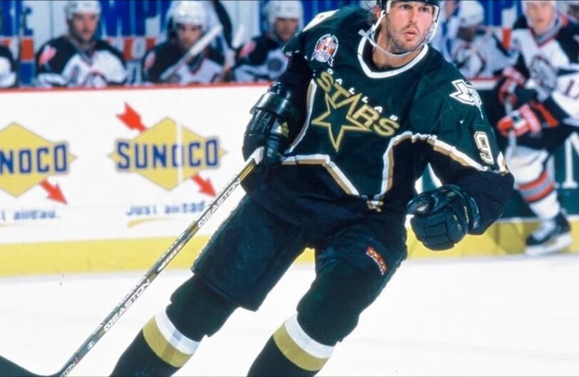 Звездой команды конечно был Майк Модано,пришедший в Даллас из Миннесоты Норт Старс.Он был не заменимым игроком в команде и плэй-офф регулярно набирал очки.