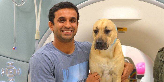Собака Бубо позирует с хозяином перед началом эксперимента. Изображение: Emory Canine Cognitive Neuroscience Lab📷
