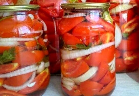Самые вкусные помидоры дольками в банках не зиму
