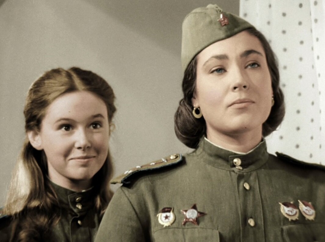 Слушай, я не знаю, какой мы с тобой подвиг совершим, но то что... что эта девочка на войне, это...