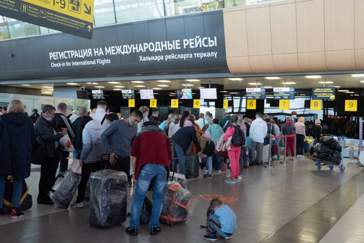    Сразу после объявления мобилизации, 21 сентября, авиабилеты закончились на прямые рейсы из Москвы в Стамбул, Ереван, Баку и другие соседние страны, которые не требуют виз для въезда