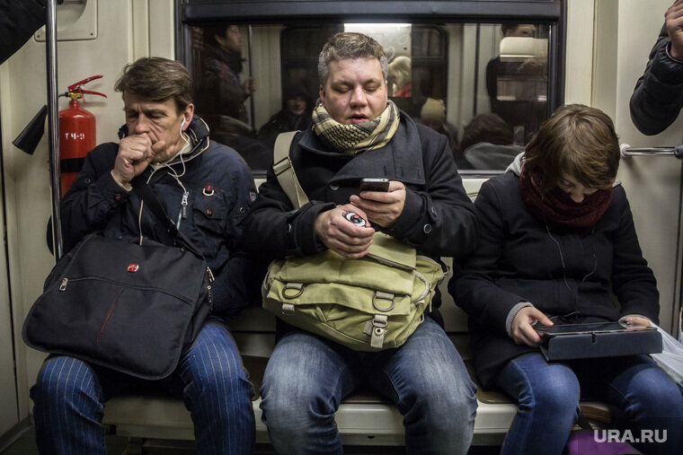 В метро все с телефонами