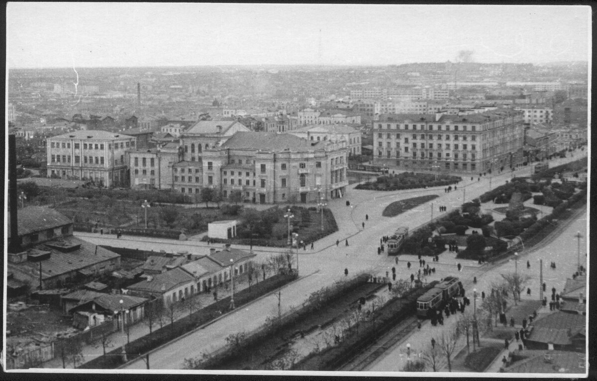 В 1924 году, в связи с переименованием Екатеринбурга в Свердловск, театр стал называться «Свердловский государственный оперный театр имени А. В. Луначарского». С 1930-го года театр стал называться «Свердловский государственный театр оперы и балета имени А. В. Луначарского»