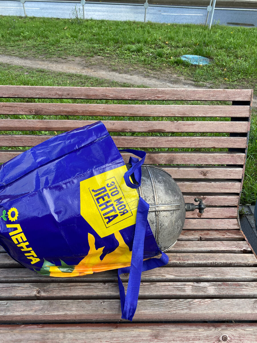 Я бы тоже отошла подальше от человека с таким грузом:))