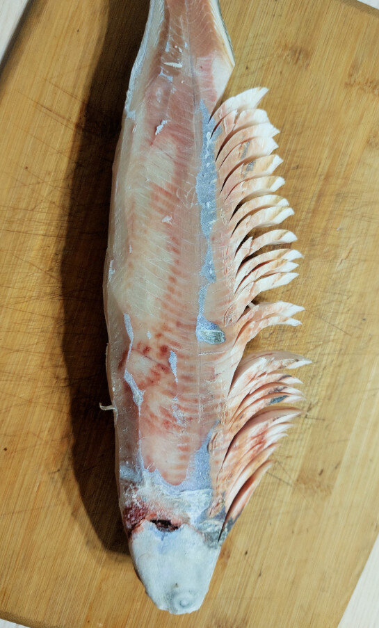 Один из способов нарезки мороженной рыбы.