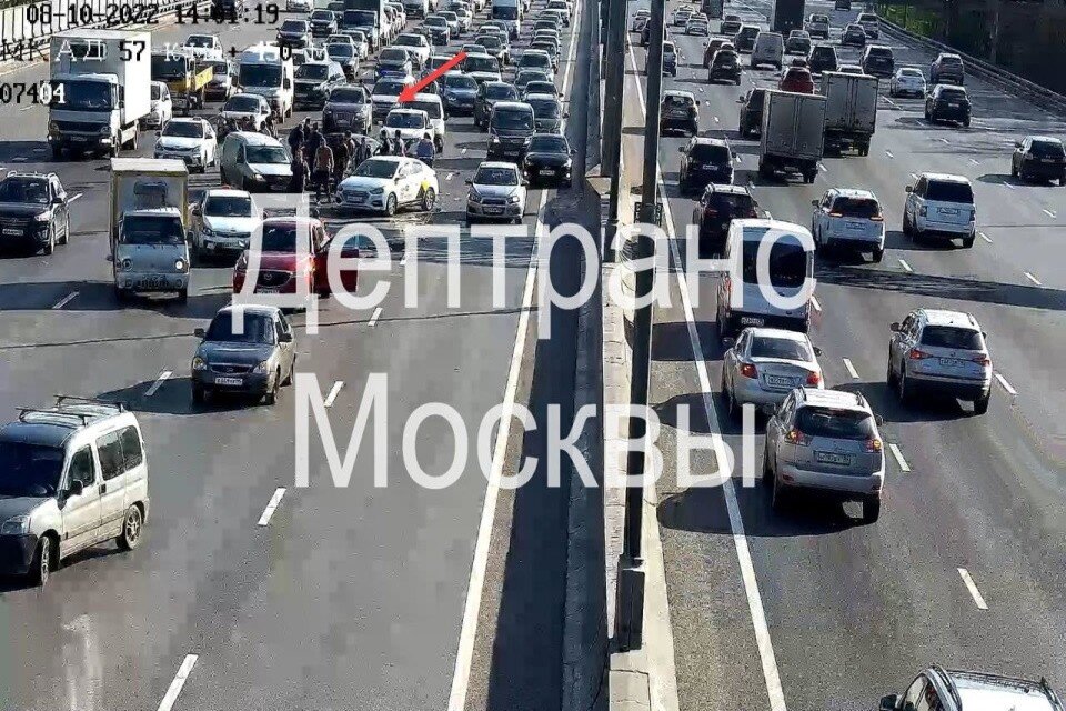     Движение на МКАД в районе Молодогвардейской улицы затруднено из-за массового ДТП  Департамент транспорта Москвы