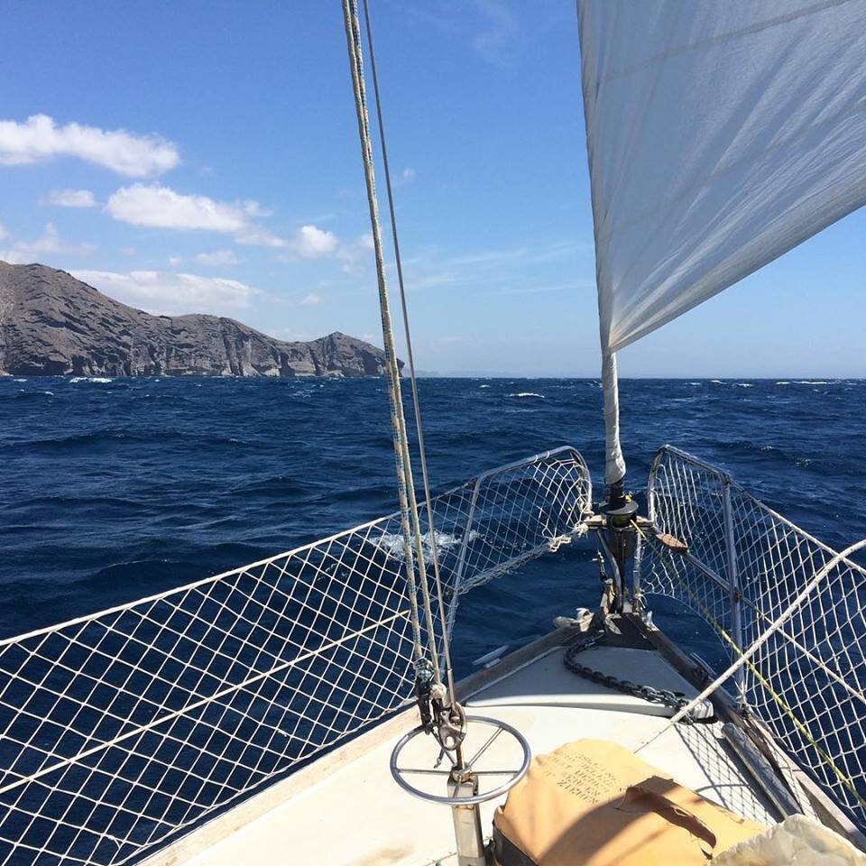 Рис. 2 Передний парус стаксель наматывается на вертикальный алюминиевый профиль, который называется штаг-пирс. Ниже паруса виден чёрный барабан закрутки стакселя - устройство для закручивания и раскручивания стакселя