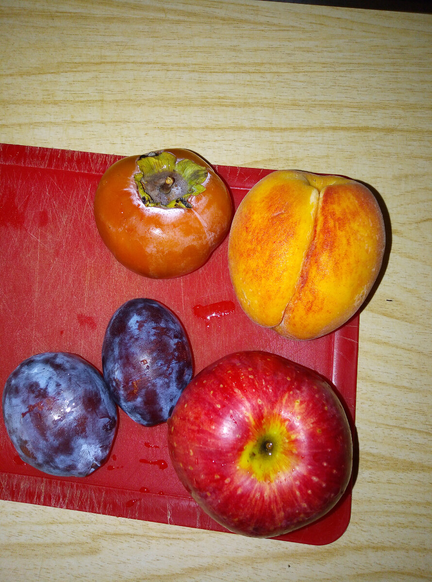 Персик, хурма, сливы и яблоко