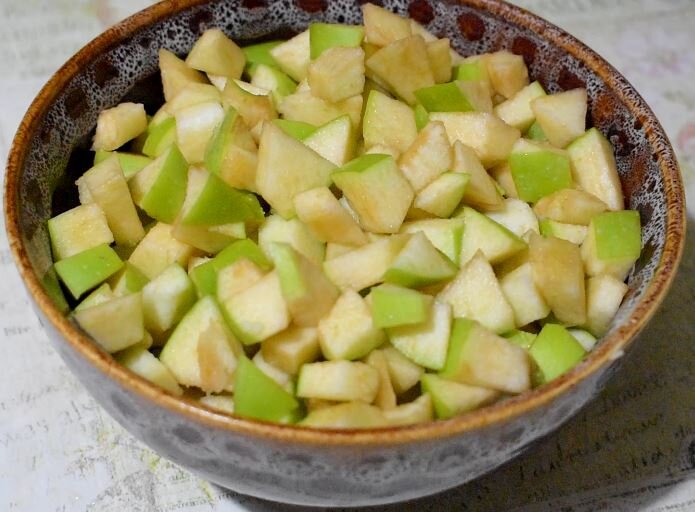 Как приготовить Сдобные булочки с яблоками из дрожжевого теста в духовке просто рецепт пошаговый