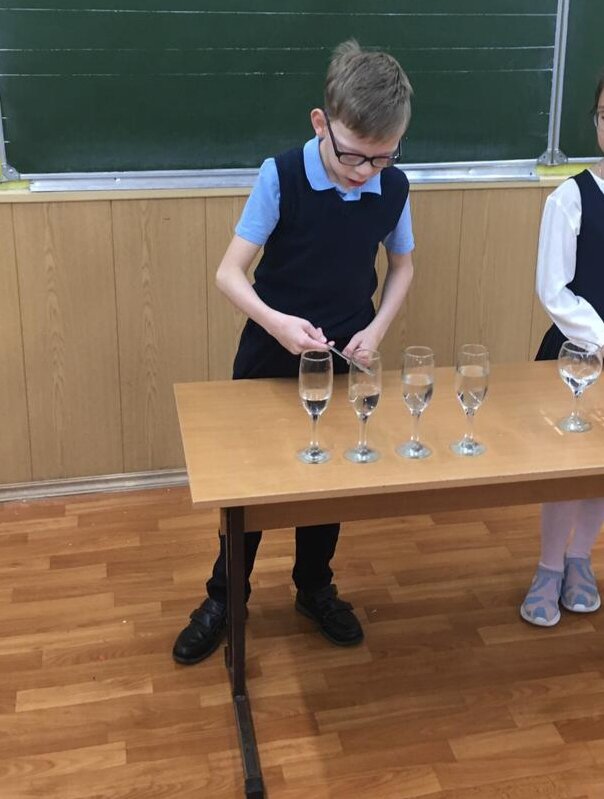 Это я в школе, маме учительница прислала фотографию. 