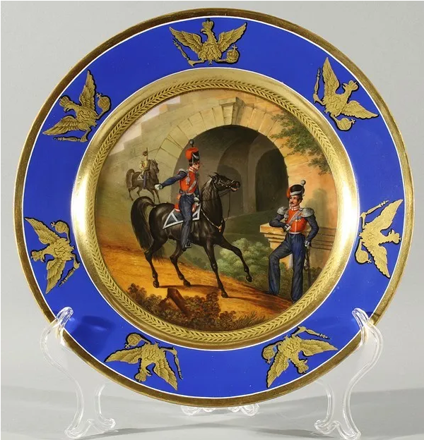 ИФЗ, 1834. Тарелка из "Синей" серии. Офицеры резерва 7-го эскадрона Черноморских казаков. Объяснить, почему тут изображёны одноглавые орлы, не могу. Вроде бы у Черноморского казачьего войска несколько иные символы. Кто знает ответ или имеет какую-либо догадку на этот счёт, пишите в комментариях. Диаметр 23, 7 см. Фото взято из свободного доступа в интернете.