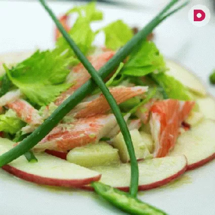 Салат с яблоками и крабовыми палочками – свежее и сытное блюдо, которое можно приготовить за считанные минуты. Мясо краба прекрасно дополнит вкус курицы и говядины, но лучше всего оно сочетается с овощами и фруктами.