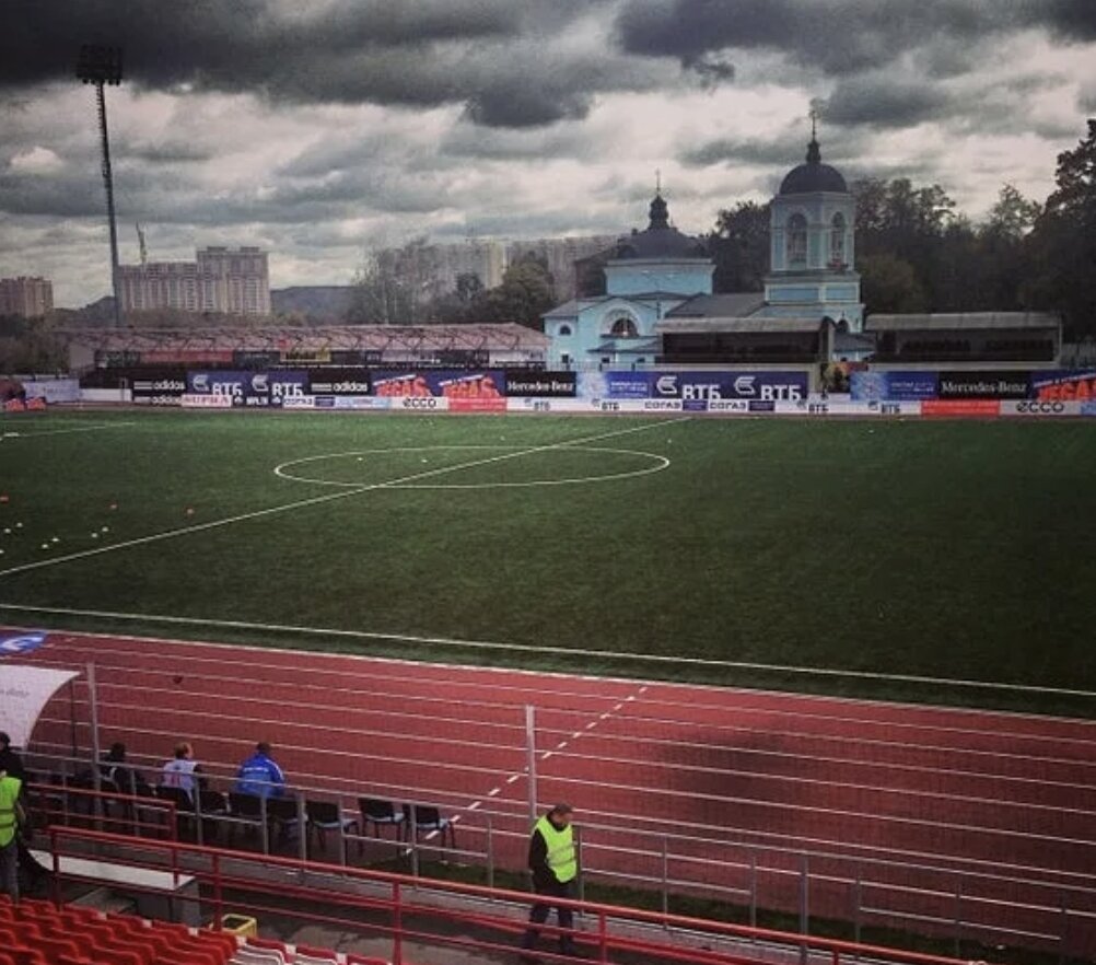 Стадион "Родина" в Химках и Петропавловский храм, который фактически находится на его территории. Фото yandex.ru