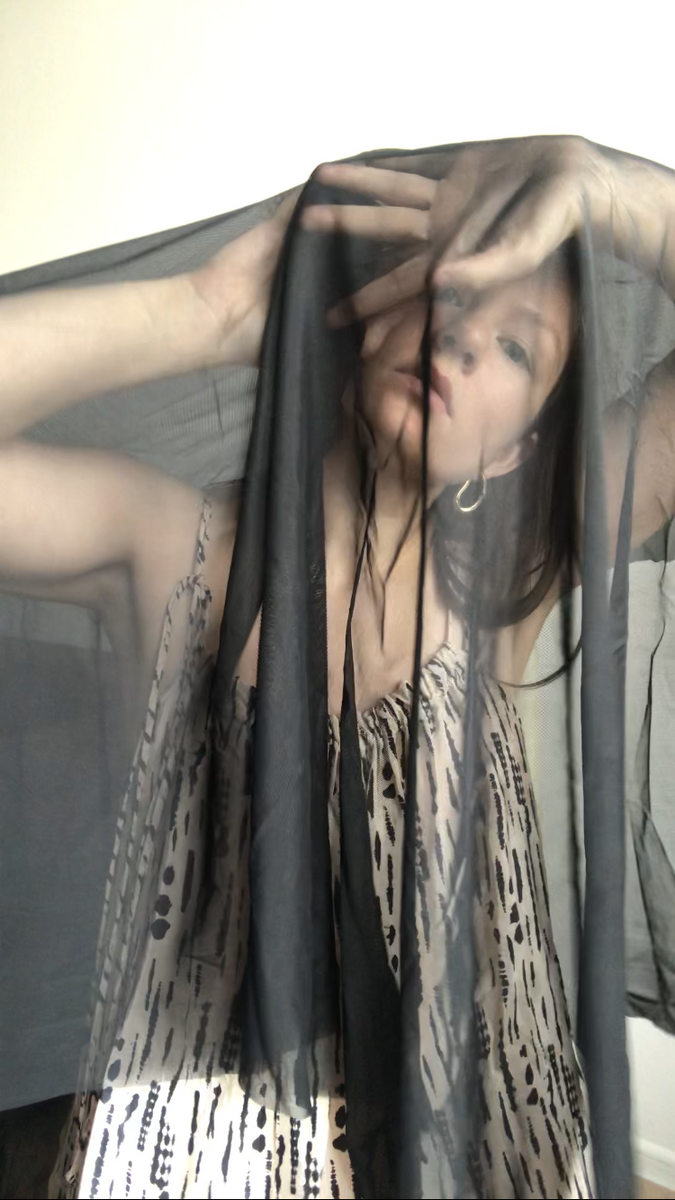 На фото я позирую под чёрной прозрачной тканью 