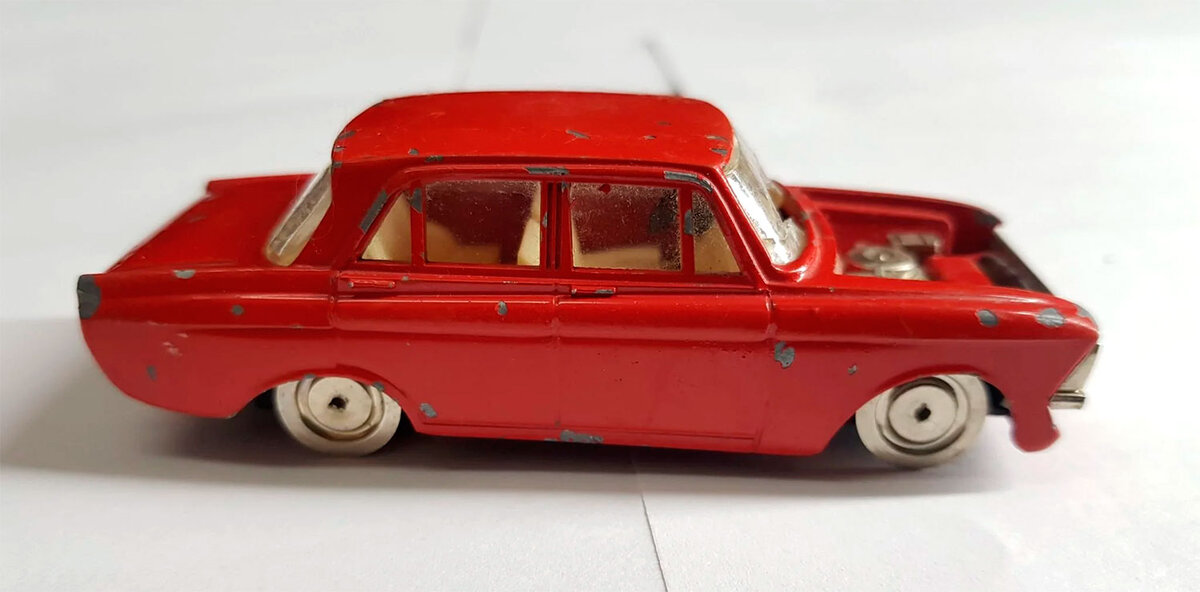 Нет шин и колпаков колес.