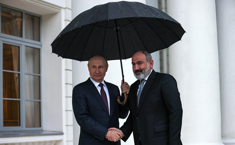    От сочинского дождя президент РФ Владимир Путин прикрыл премьер-министра Армении Никола Пашиняна (справа) своим зонтом