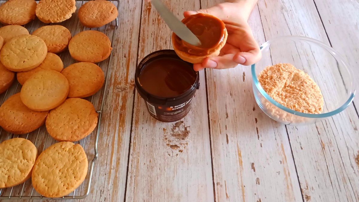 Как приготовить Песочное печенье с вареной сгущенкой рецепт пошагово