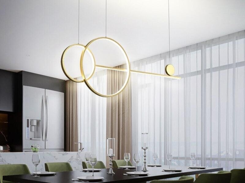 Подвесная люстра удачно завершает интерьер в пастельных тонах.