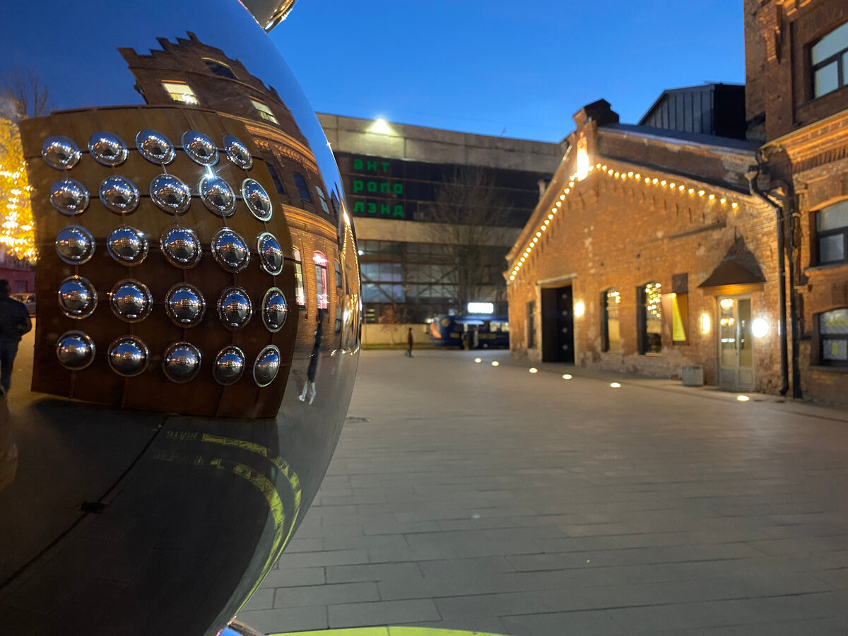 Инсталляции на входе в "Севкабель Порт" 