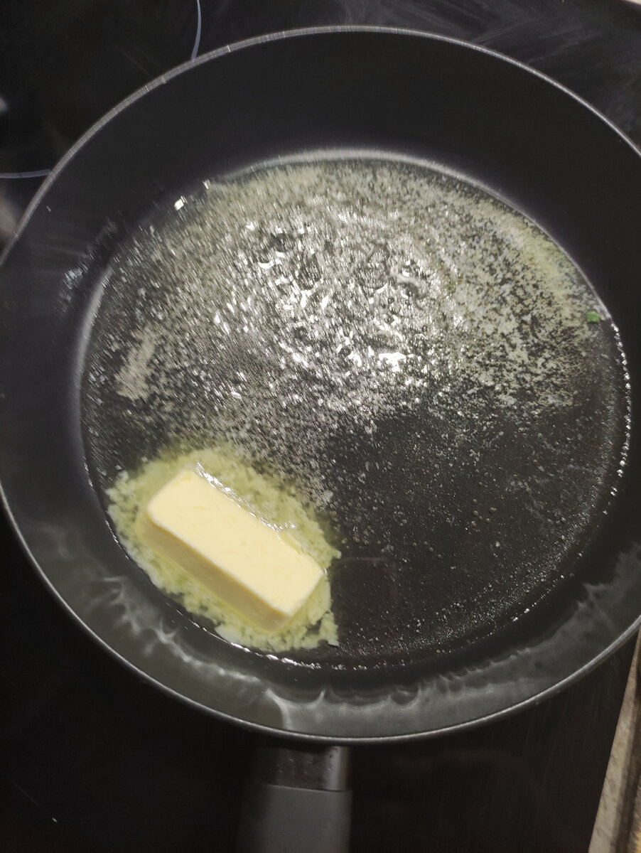 Разогреваем сковороду с маслом.