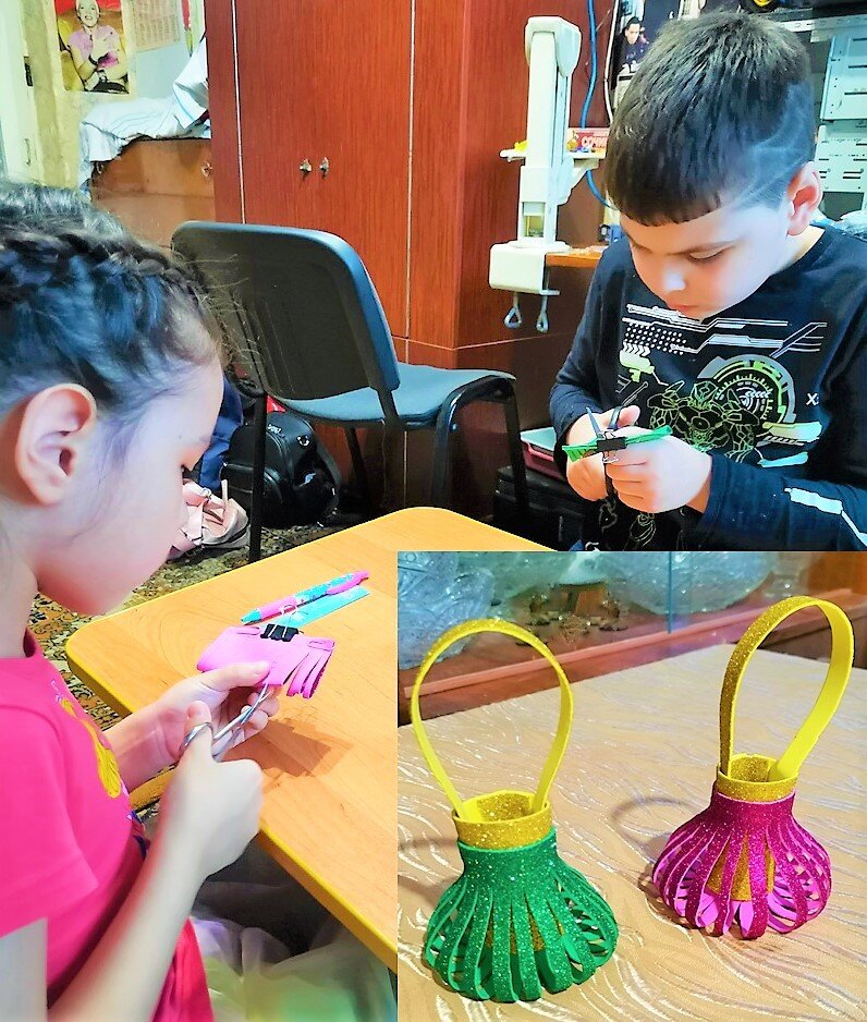 Рената и Роберт изготавливают (не без маминой, конечно же, помощи) новогодние игрушки (на каникулах в деревне).