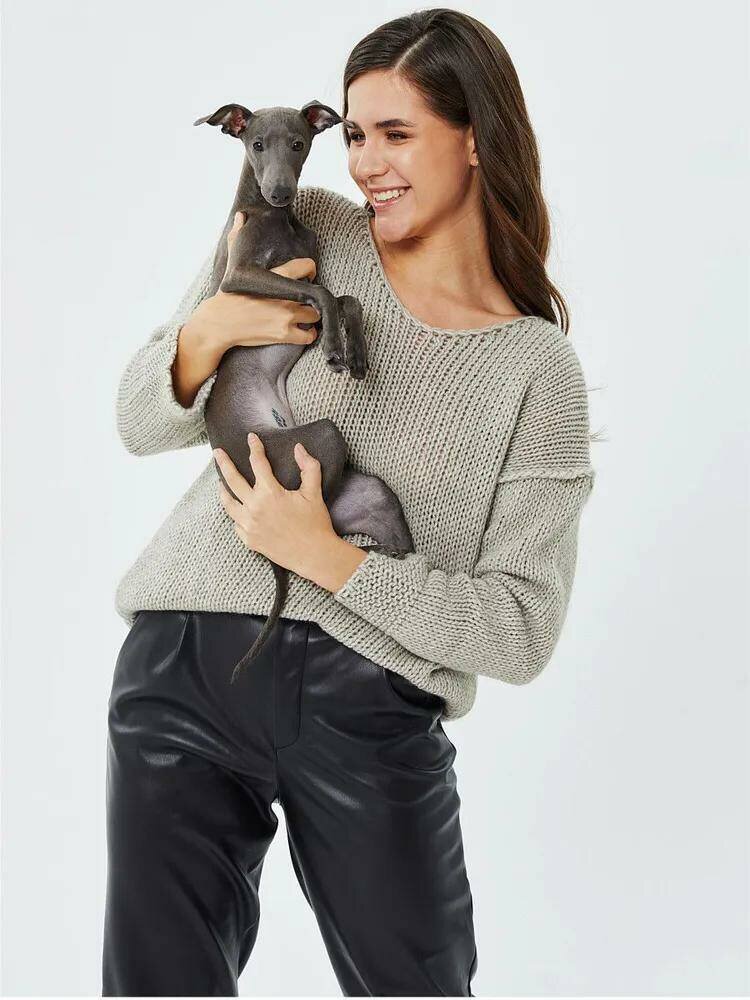 Такой свитер может стать залогом хорошего настроения в пасмурный день. 