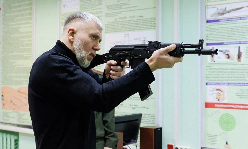     Рэпер Серега побывал в стрелковом тире Минского суворовского училища. Фото: Министерство обороны Беларуси