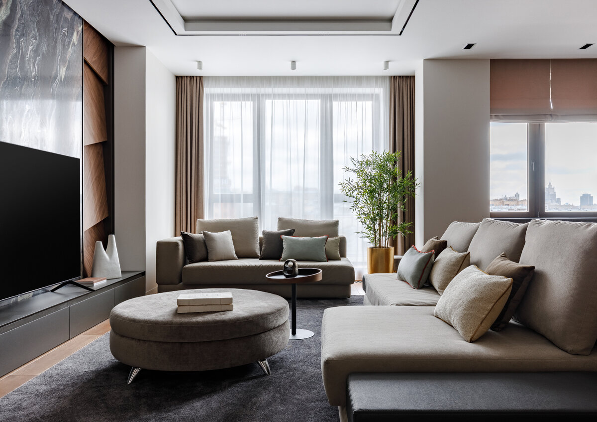 Современный тренд - золотые кашпо в лаконичном интерьере.