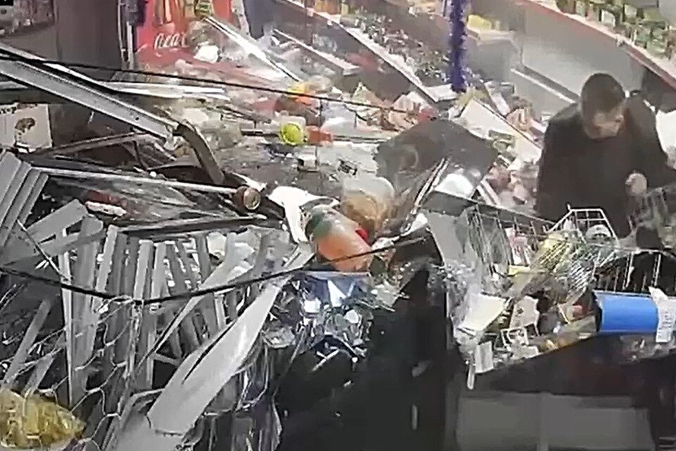     Владельцу торговой точки очень повезло, что он зашел за прилавок.