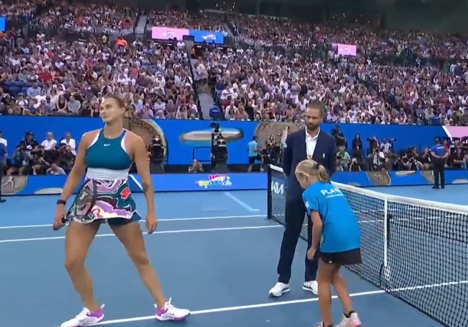     Арина уже на корте. Фото: кадр видео