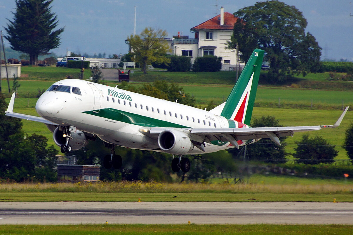 Самолеты италии. Alitalia самолеты Embraer 175. Алиталиа скайтим Эмбраер. Авиаперевозчики Италии. Крупнейшая авиакомпания Италии.