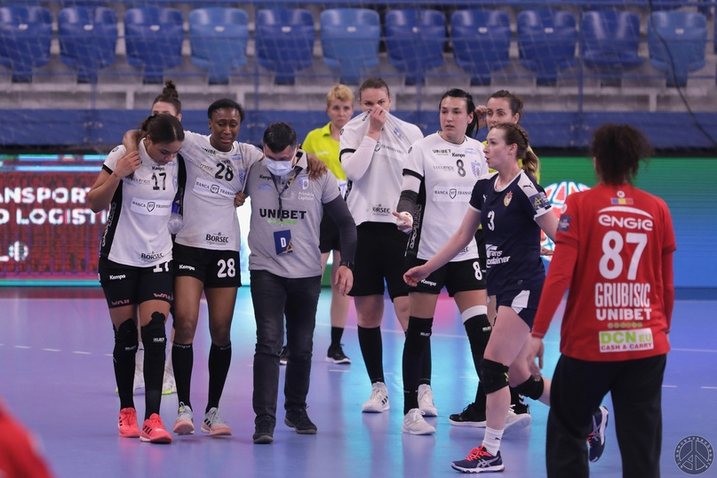 Сираба Дембеле покидает площадку после травмы в матче с ЦСКА 