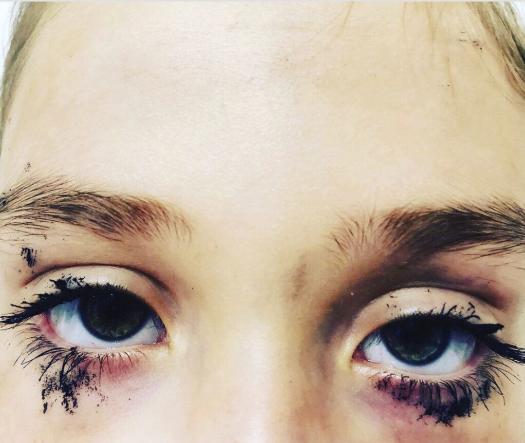 Вот вот так выглядели глаза после работы «Бабочка». Ресницы в качестве кисти. Краска -тушь. 