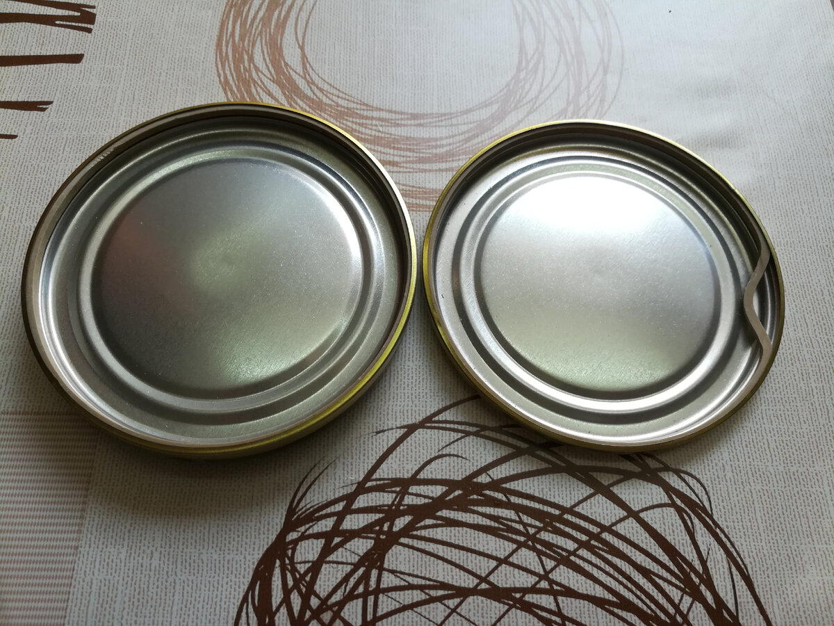 Резинку у крышки справа следует поправить